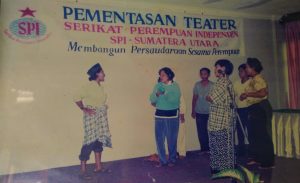 Pementasan Teater Perempuan oleh SPI (anggota HAPSARI) sebagai cara 'bersuara kritis' bagi perempuan akar rumput di HAPSARI.