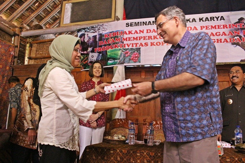 Lely Zailani (Ketua DPN HAPSARI) menerima souvenir dari Dura Besar Kanada, pada 20/01/2016 (foto: dok.HAPSARI)
