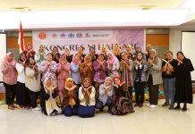 Kongres VI HAPSARI Sebagian Peserta Kongres foto bersama dengan Forum Jurnalis Perempuan Indonesia Sumut (Foto: Dok HAPSARI)