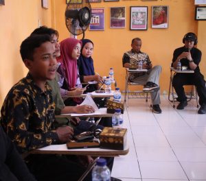 Perwakilan YIC Dialog bersama Bu Dubes dengan gembira.