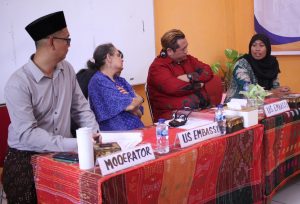 Bu Dubes mendengarkan dengan serius, cerita pemantauan PBJ dari Ketua HAPSARI