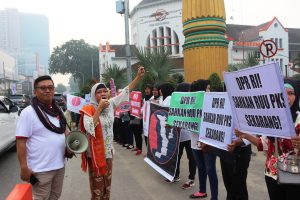 Lely Zailani (Ketua Dewan Pengurus HAPSARI) memberikan Orasi dalam Aksi Bersama GEMSU (Gerakan Masyarakat Sipil Sumut) untuk Advokasi RUU PKS.
