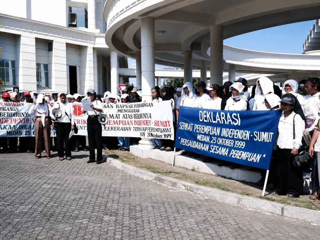 Deklarasi SPI Sumut, di halaman Kantor Gubernur Sumatera Utara (25 Oktober 1999)