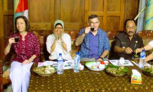 Dubes Kanada, Konselor Viau, Wakil Bupati Kulon Progo dan Ketua HAPSARI, minum kopi bersama (foto: dok.FB Kedubes Kanada)