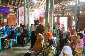 Warga Dusun Keceme dan Kelompok Dampingan HAPSARI turut hadir dalam pertemuan (foto: FB Kedubes Kanada)