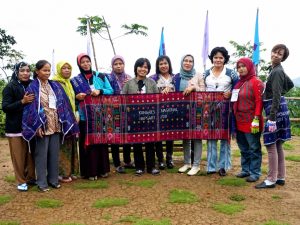 Peserta Kongres dari SPI Pekalongan, foto bersama di halaman Padepokan Puncak Suroloyo (DIY)