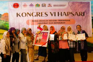 Foto Bersama Kepengurusan HAPSARI yang sudah demisioner (Laili Zailani sebagai Ketua Dewan Pengurus dan Riani sebagai Ketua Pelaksana Harian)