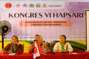 Pimpinan Sidang dalam Kongres VI HAPSARI (dari kiri ke kanan: Masiroh Harahap, Juwairiah, Henny Rahayu)