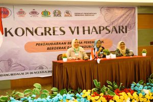 Pimpinan Sidang dalam Kongres VI HAPSARI (dari kiri ke kanan: Rubini, Sartini, Rusmawati)