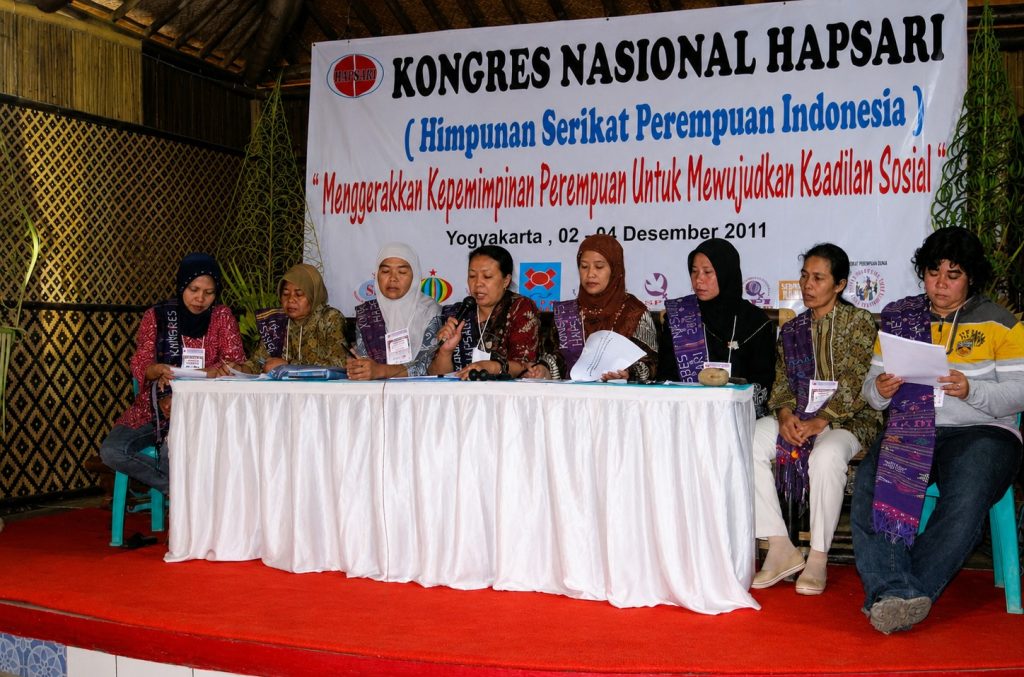 Zulfa Suja, Ketua Pelaksana Harian membacakan Laporan Pertanggungjawaban (LPJ) dalam Kongres IV HAPSARI