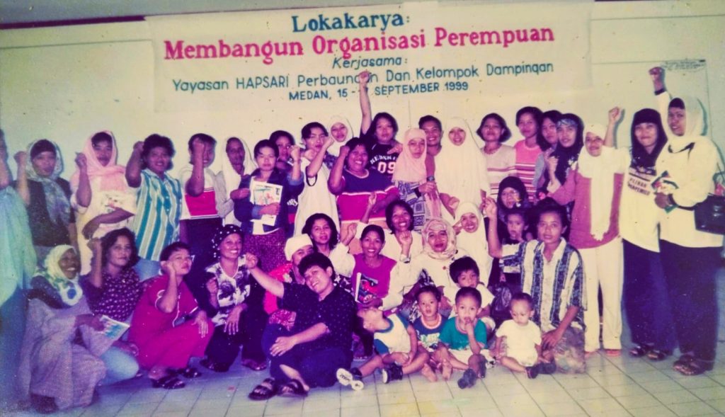 Peserta Lokakarya Membangun Organisasi Perempuan, foto bersama usai lokakarya.