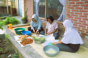 Proses pembuatan Teh Rempah Komunitas HAPSARI