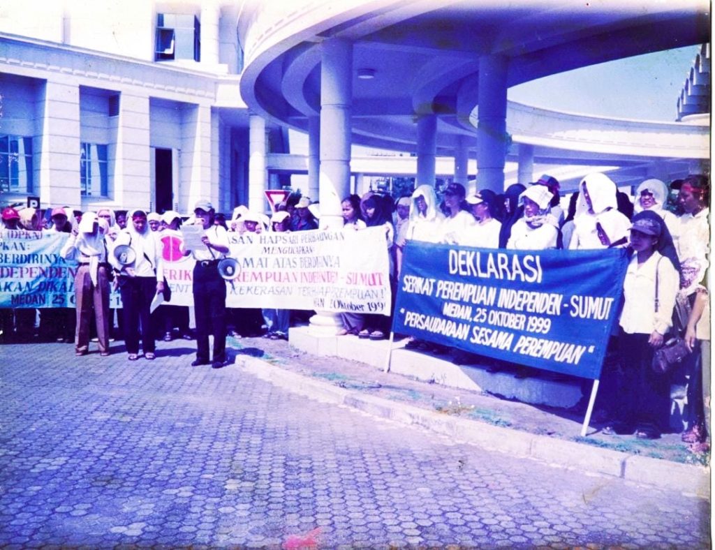 Suasana Deklarasi SPI Sumatera Utara tanggal 25 Oktober 1999 di halaman Kantor Gubernur Sumut