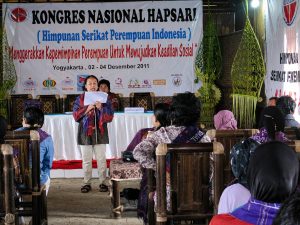 Zulfa Suja, KPH HAPSARI membacakan Tatib Kongres IV HAPSARI di Puncak Suroloyo DIY (02/12/2011)