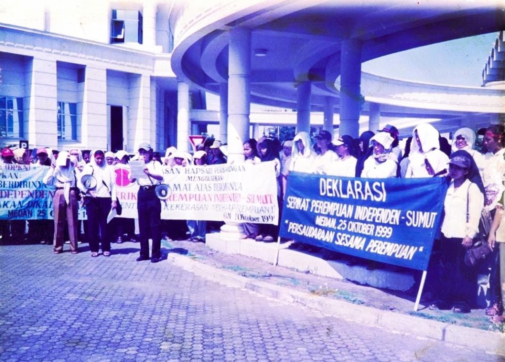 Suasana Deklarasi SPI Sumatera Utara di halaman kantor Gubernur Sumatera, Medan (25/10/1999)