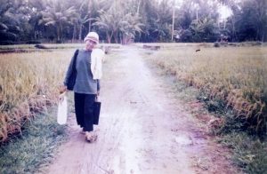 Lely Zailani, dalam fase ketika harus jalan kaki dari rumah ke rumah anggota, sambil menenteng mesin tik yang dipinjam dari kantor Desa Sukasari.