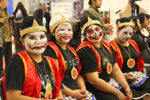 Punokawan Perempuan SPI Kulon Progo dalam Sarasehan nasional HAPSARI, Des 2014 di Jogyakarta.