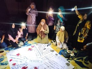 Bahkan saat mati lampu, proses diskusi untuk penguatan kapasitas kader perempuan petani sawit jalan terus (Foto: Dok HAPSARI)