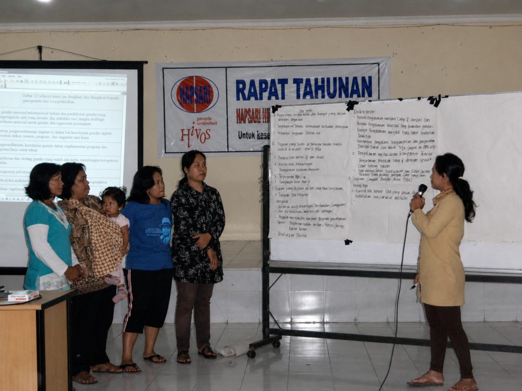 Sambil menggendong anak, peserta tetap bersemangat mengikuti proses kegiatan audit sosial gender ini.