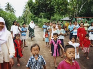Kegembiraan anak-anak dalam sebuah perlombaan di halaman SBA.
