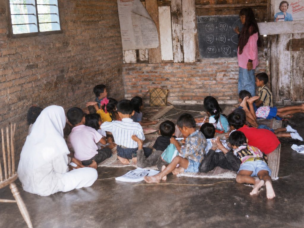 Ruang belajar SBA sangat sederhana pada sebuah rumah kosong yang dipinjamkan oleh warga (Wiro) saat itu.