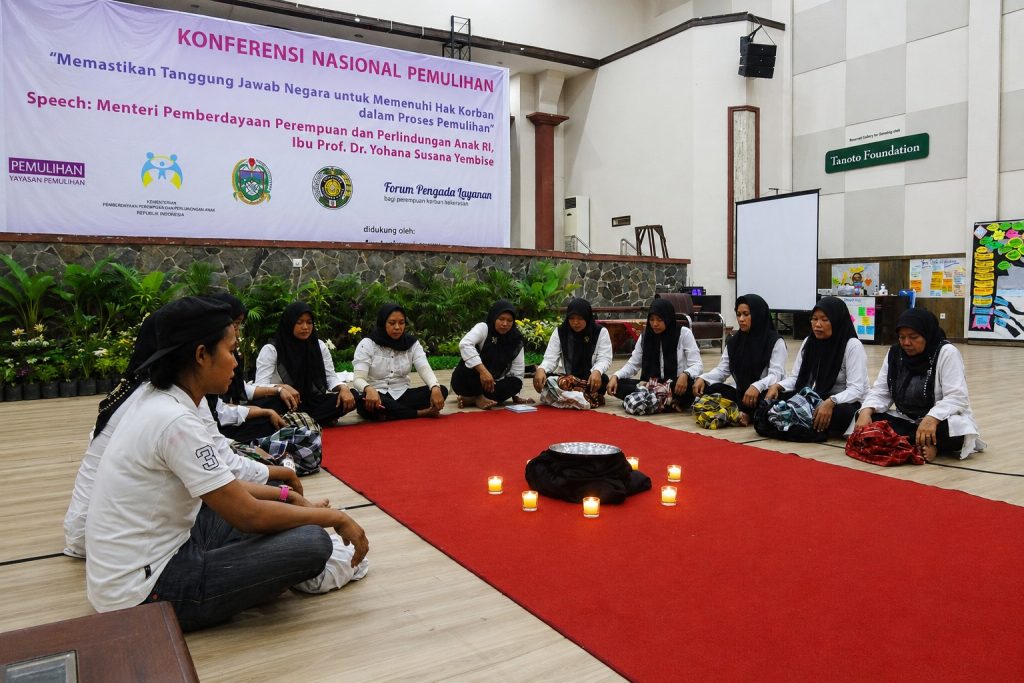 Pementasan Teater Perempuan dalam Konferensi Nasional Pemulihan di Medan (FPL, Oktober 2015)