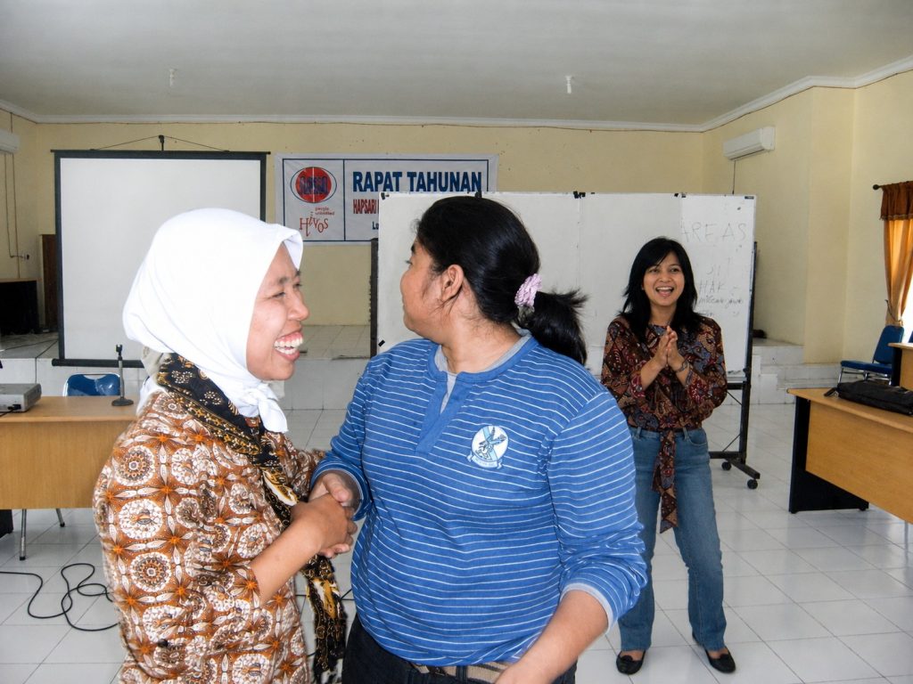 Fasilitator, Leya Catteleya memperhatikan bagaimana bersemangatnya peserta melakukan analisis sosial gender.