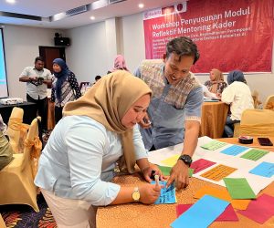 Mendorong anak muda perempuan dan laki-laki ikut menghidupkan komunitas.
