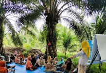 Membaca Sawit Berkelanjutan dari Rumah Tangga Pelatihan Literasi Keuangan untuk Perempuan Petani Sawit oleh HAPSARI di wilayah Labuhanbatu Selatan, 2025 (foto: Dok HAPSARI)